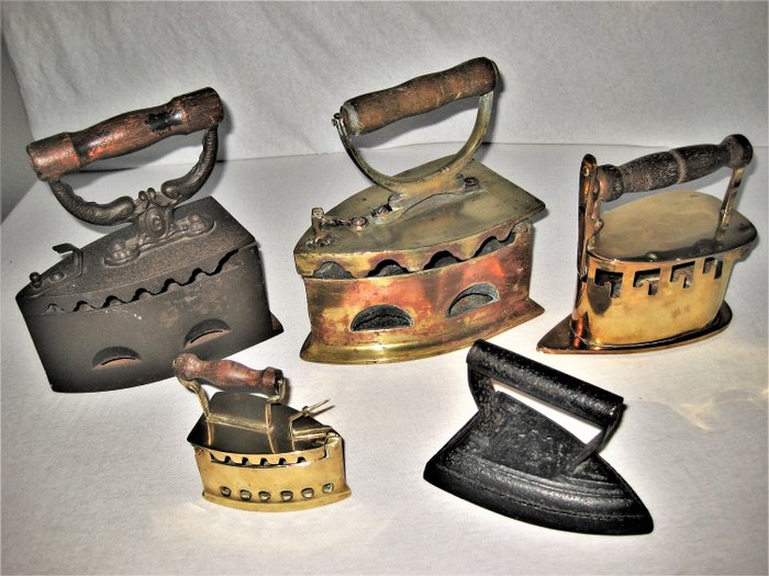 Mooie verzameling van vijf oude strijkijzers - drie koper - twee gietijzer waarvan een massief (5) - Koper - ijzer (gegoten/gesmeed) hout