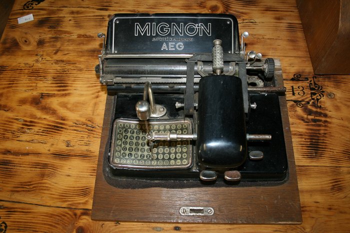 Η παλιά γραφομηχανή της AEG MIGNON που εισήχθη από τη Γερμανία - τη δεκαετία του 1930