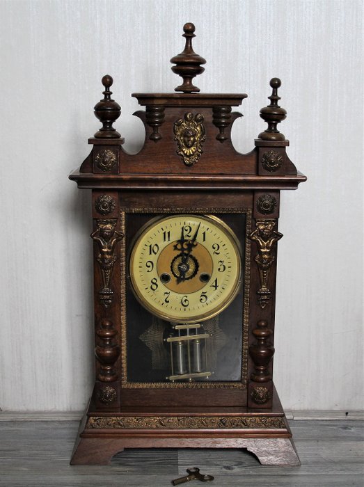 Antigo relógio de manto alemão com pêndulo - Madeira - século XIX