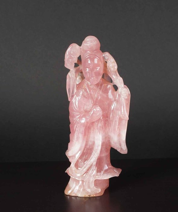 Antigua estatua de cuarzo rosa china de dama con lingzhi y melocotón (1) - Cuarzo - China - Principios del siglo XX
