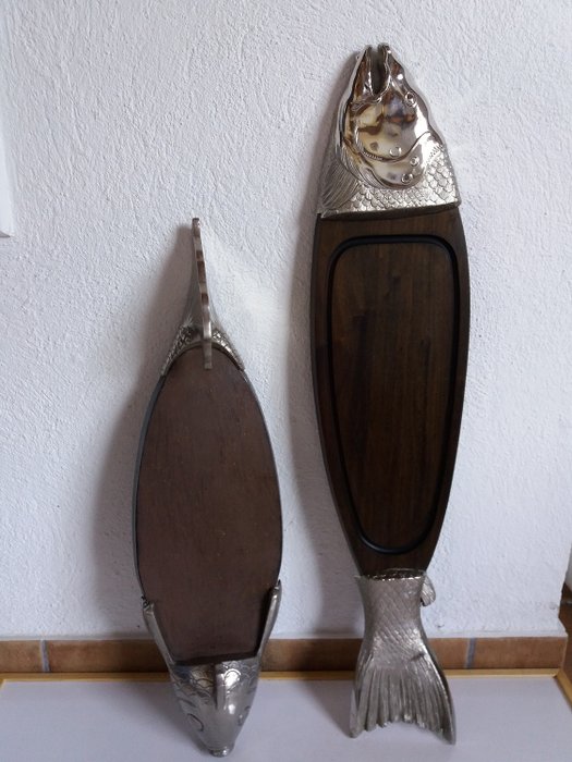 Grandes tablas profesionales de corte / servicio para peces con cabeza y cola de pescado como mangos (2) - madera, metal, plateado