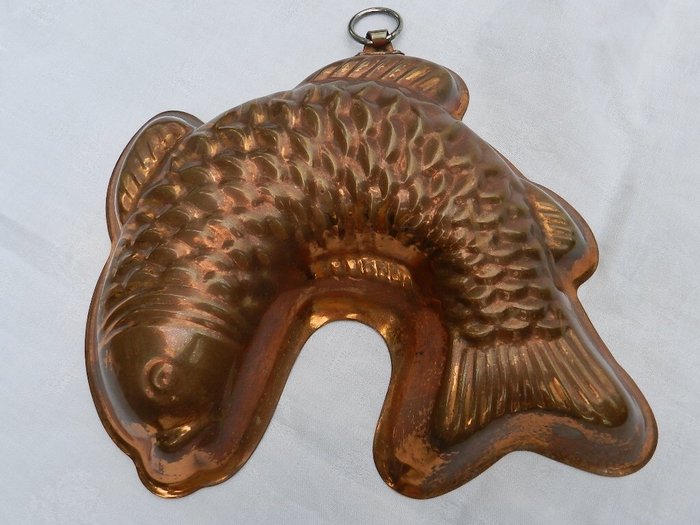 Gemerkt  - Old cake / baking pan in the shape of a fish - Red copper