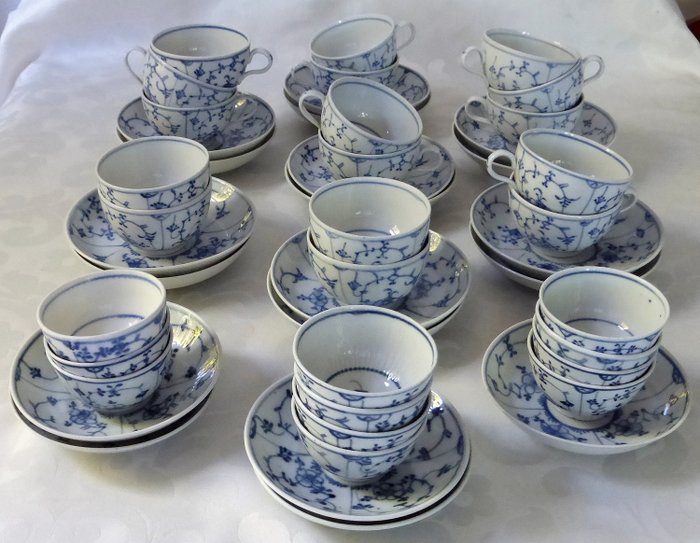 Porzellanmanufaktur - Limbach Rauenstein en Tettau Thüringen  - Collection of 46 parts - Bowls - cups and saucers - decor strohblüm - Porcelain