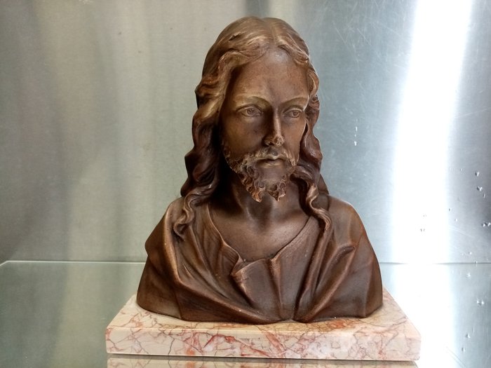 Johannes Dommisse (1878-1955) - Buste en terre cuite de Jésus Christ sur socle en marbre - Art déco - Faïence