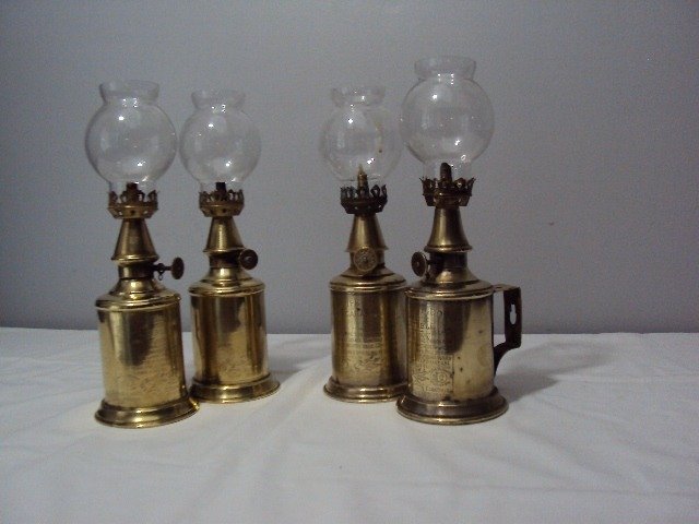 Vier echte mooie oude Franse koperen olielampen - Pigeon Lamp - Merkduif - Koper, Messing