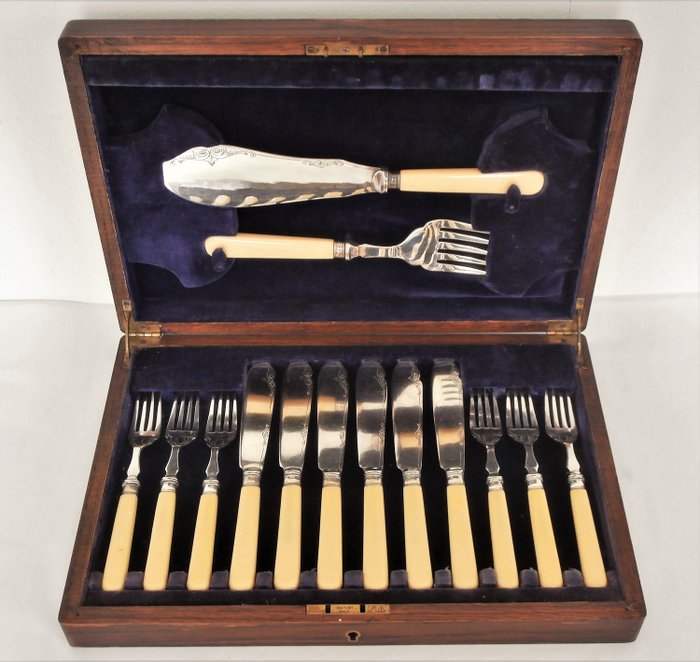 EPNS A1 - 6-person fish cutlery + 14-piece serving cutlery in wooden case - silver-plated with simulated ivory
