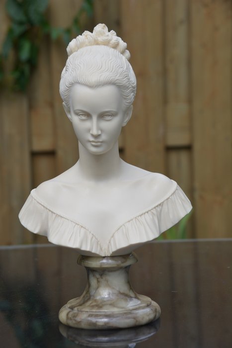 A. Gianelli - Très beau buste signé de la jeune femme Manon Lescaut - marbre d'albâtre