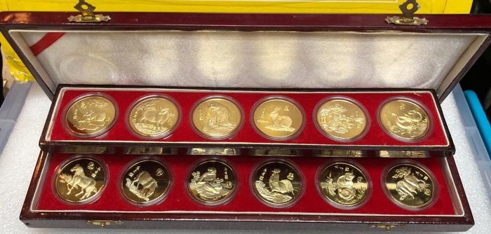 China - Set of 24k gilded Tokens 'the 12 Chinese Zodiac' in wood box