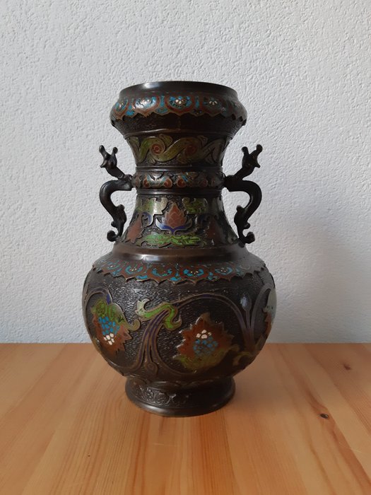cloisonne vase (1) - Bronse, Cloisonne-emalje - with apocryphal Ming Dynasty Xuande mark - Japan - Meiji-periode (1868 – 1912)