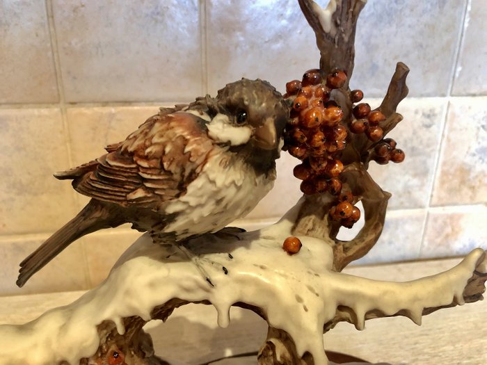 Giuseppe Armani - Capodimonte - Beeldje van vogel op besneeuwde tak  - Porselein