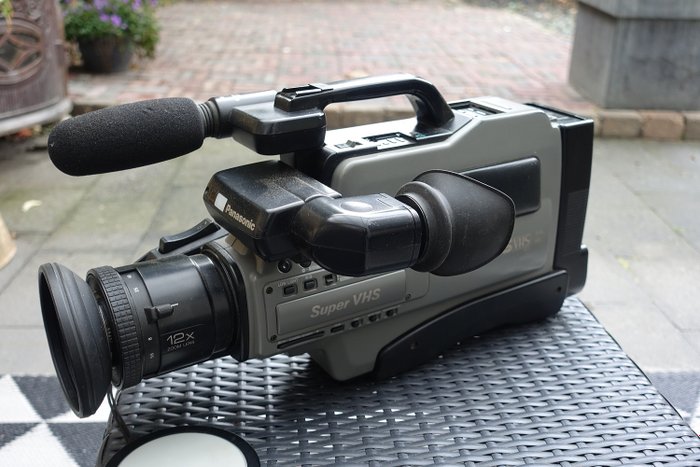 Panasonic S-VHS AG DP200 videocamera/recorder