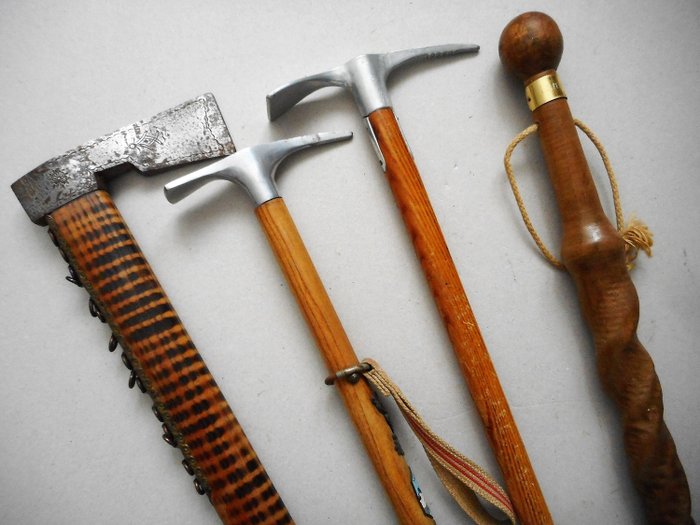 高山手杖，包括装饰镐作为手柄 (4) - 木, 铁（铸／锻）, 铝
