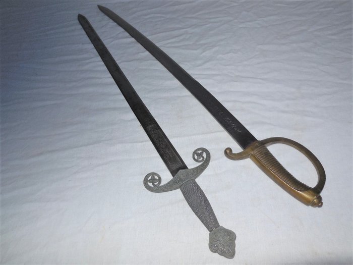 西班牙 - Toledo - graviert Modell *FAB DE TOLEDO 1840 SPAIN* - zwei Säbel mit Gravuren - 軍刀