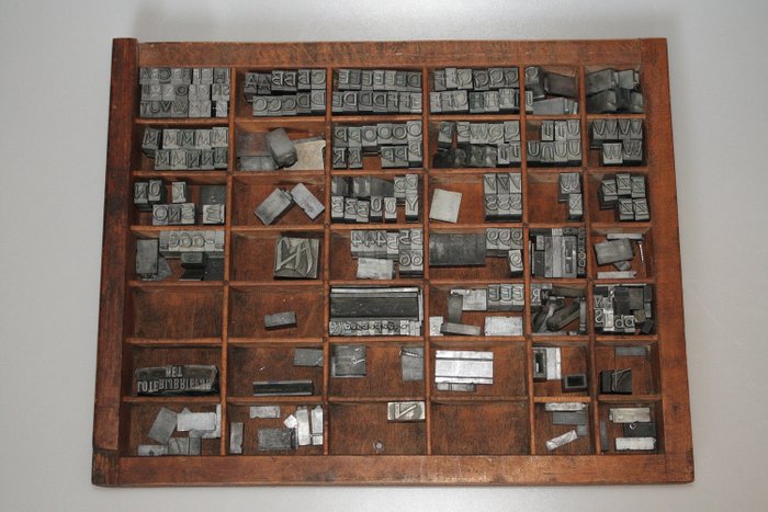 Letterbak met originele loden drukletters voor het boekbinden - Hout, Lood
