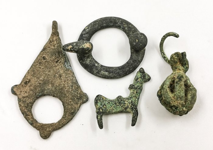 Edad del bronce Colección de Artefactos: hebilla de pato Hallstatt, estatuilla Hallstat, colgantes en forma de maza