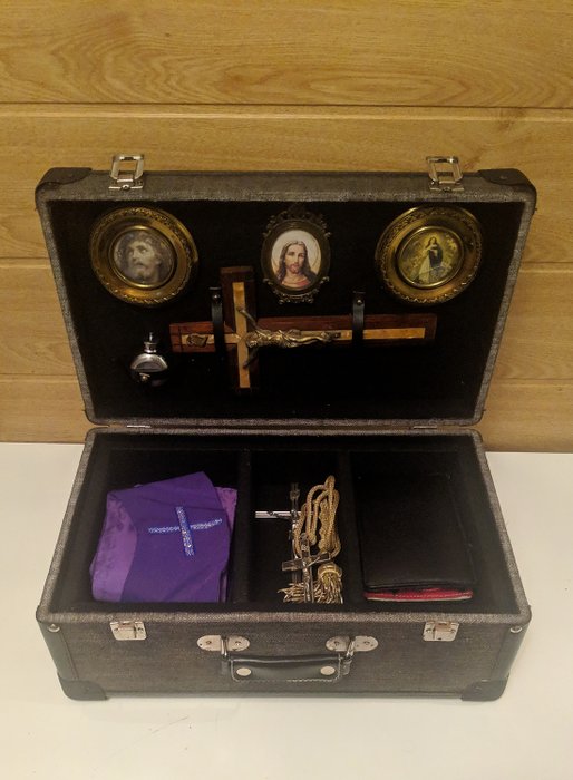 Exorcist suitcase (1) - Wood, glass, bronze, textile.etc