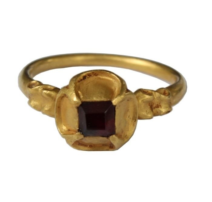 Medieval Gold Renaissance ring with square-cut garnet and scrolled hoop