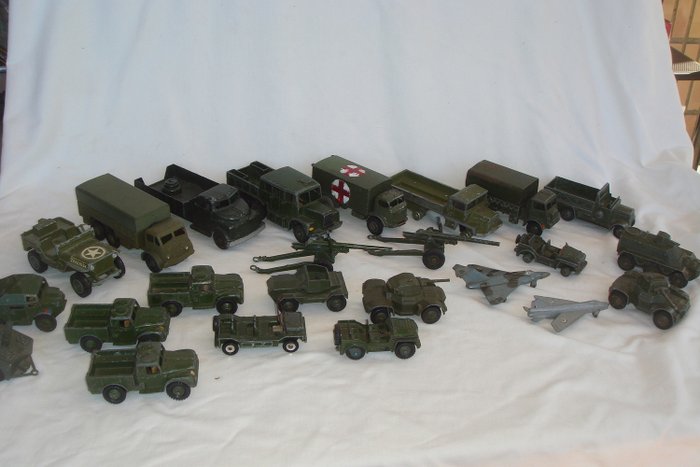 Dinky Toys - 1:48 - Collection 25 British Army Military Vehicles:"10-Ton 622/3-Ton 621/1-Ton 641/B.Gazelle 824 - Six Wheeled Wagon 151b // Blindado C. 670 / Personal C.676 / PISTOLAS: 2x692-Morris-4xJeeps