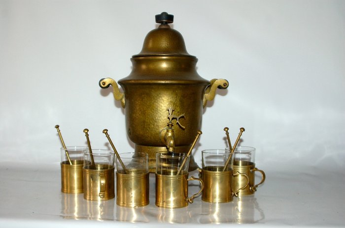 Wesam-Werke Weiss & Samek AG - Hervidor eléctrico y 6 vasos de té con cucharas de latón. (7) - Art Déco - Latón, hoja de latón
