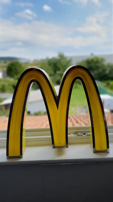 Applique murale, Enseigne McDonald's