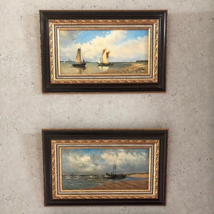 Leo van Vugt (1951) - 2 schilderijen - Vissersboten aan het strand