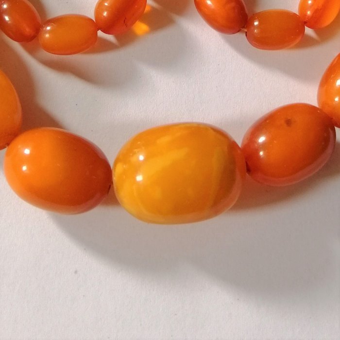 Azeitonas caramelo - colar de âmbar antigo de 1920 - 2,2 x 1,6 cm - gema de ovo - 100% de laranja natural de gema de laranja - 118,8 ct.