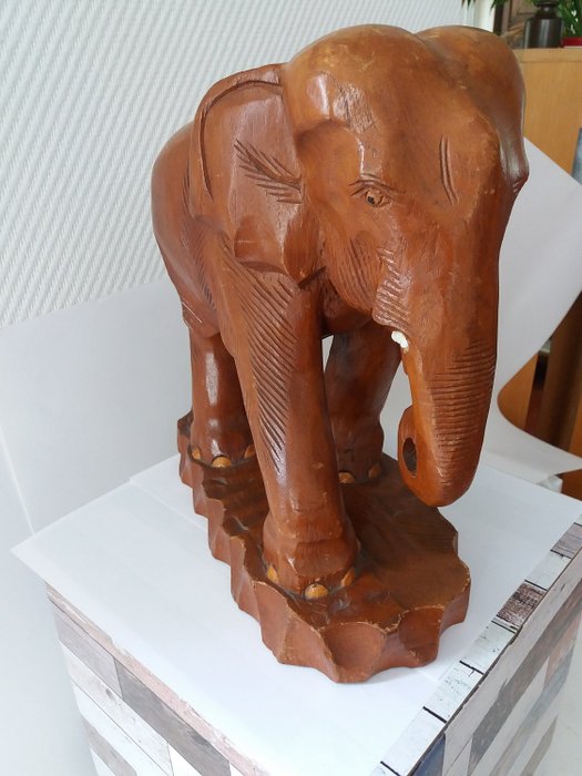 Duży słoń z litego drewna - Drewno - Tajlandia - Druga połowa XX wieku