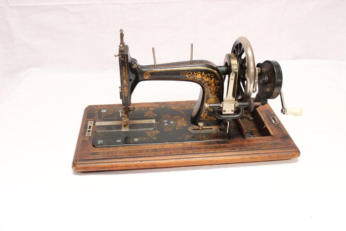 Rast & Gassert - 'Verbesserte Singer Maschine R.G' - A rare Austrian sewing machine with wooden case, ca.1890 - Iron (cast/wrought)