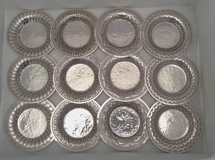 Dish, hand chased  (12) - .800 silver - Scuola Orafi Angelini - Tripoli  - Libya - mid 20th century