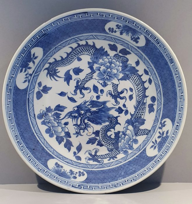Hermoso plato grande con 4 dragones con garras (1) - Azul y blanco - Porcelana - Dragon - China - Guangxu (1875-1908)