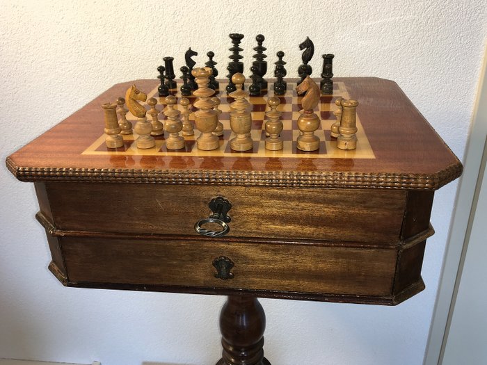Beautiful antique chess table with pieces - Wood- Mahogany