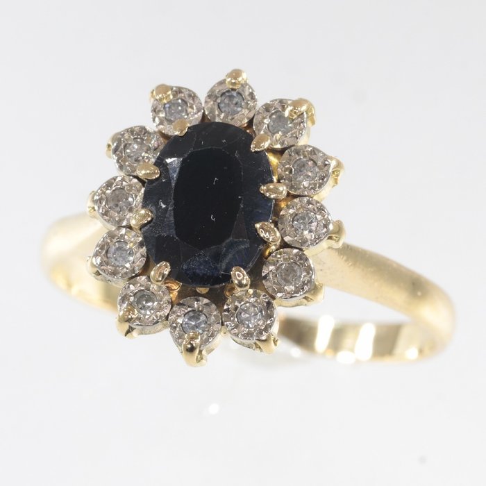 18 kt Gelbgold - Ring, Lady Di - ca. Ende der 1970er Jahre - Jahrgang - Verlobungsring - Ein großer 1,25 ct Saphir - Diamanten, KEIN RESERVEPREIS