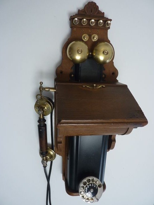 L. M. Ericsson Company Stockholm - Antik väggtelefon, ca.1925 - trä (ek) och koppar