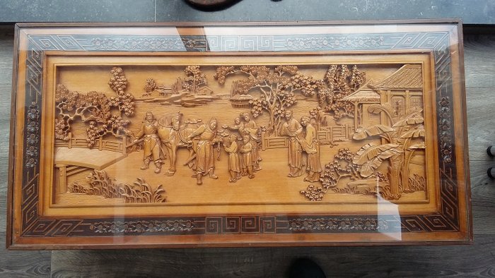 Table chinoise meubles chinois en bois - Bois, verre - Figures dans un paysage floral - Chine - Seconde moitié du 20ème siècle