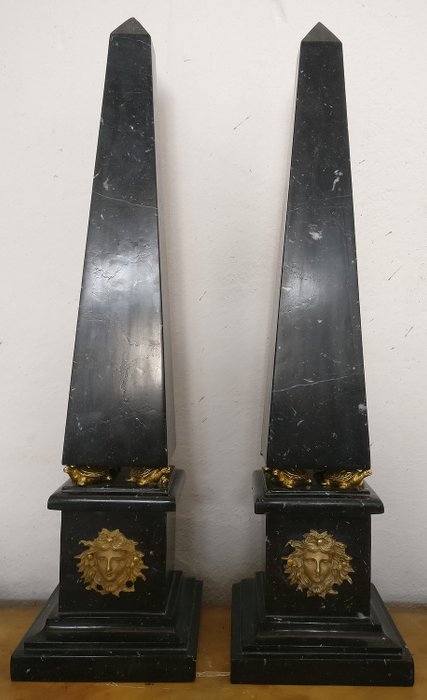 Pair of Obelisks with friezes - H 71 cm - Black Marquinia marble and gilded bronze friezes - Early 1900s