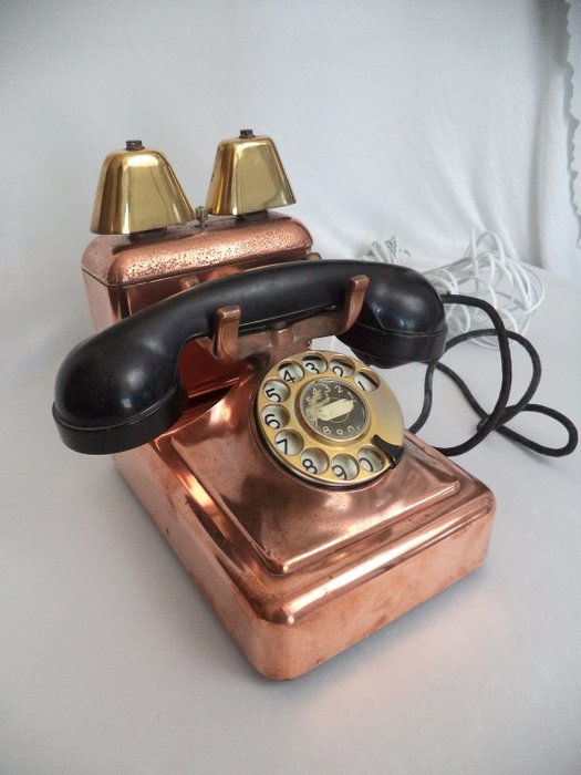 MFG koperen Bell Telefoon  - Een vintage koperen telefoon met dubbele bel 1960s - Bakeliet, Koper