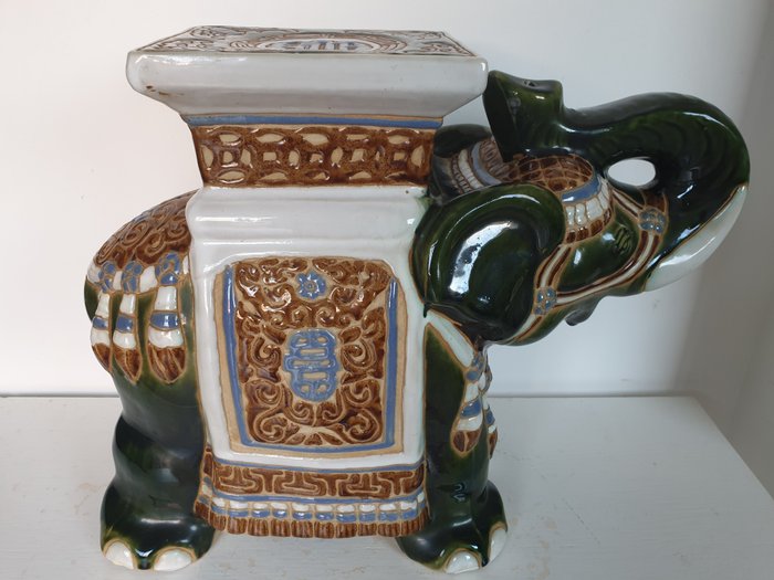 Elefante de cerâmica / mesa de planta - Cerâmica - desconhecido, presumivelmente China - Final do século XX