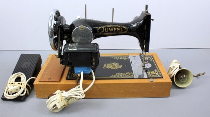 Haid & Neu, Karlsruhe - A sewing machine with electric motor and light - Iron (cast/wrought), Wood