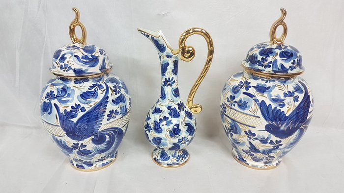 H. Bequet - Quaregnon - Gedeckte Vase (2) und Karaffe (1) (3) - Töpferware