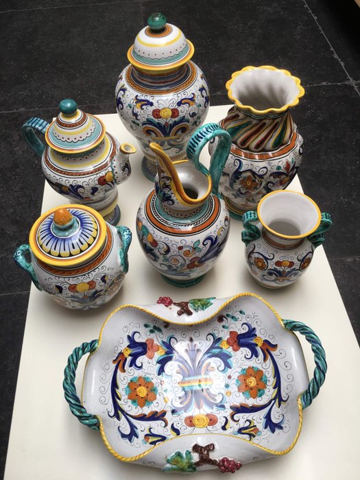 Deruta - Keramik-Objekt, Krug, Servierplatte, Teller, Vase (7) - Majolika (Leadglaze), Töpferware