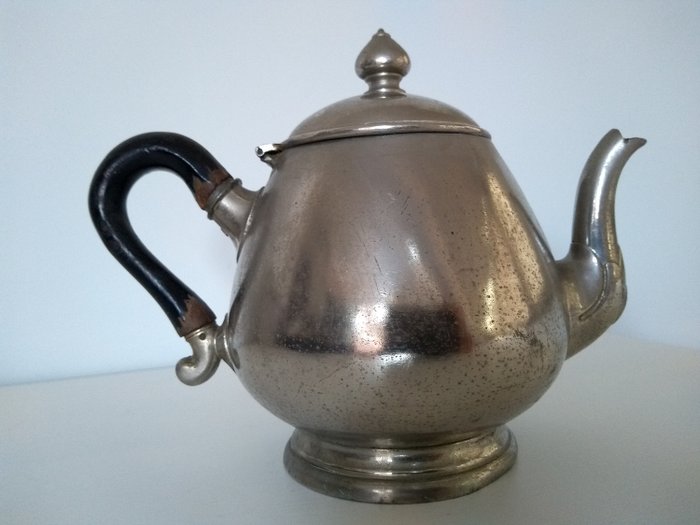 Gerhardi & Co - antique teapot - tin