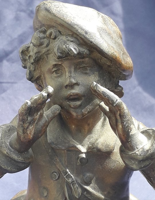 Louis Moreau (1855-1919) - Γλυπτική, Γαλλικό άγαλμα αγόρι που καλεί "OH !! EH" - Spelter με χάλκινη πατίνα - Late 19th century