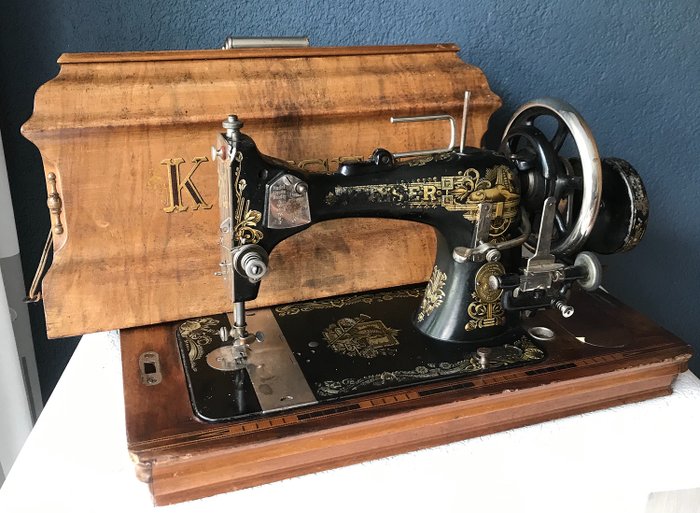 Kayser - Nähmaschine mit Holzabdeckung (wird mit viel Zubehör geliefert), 1930 - Eisen (Gusseisen/ Schmiedeeisen), Holz