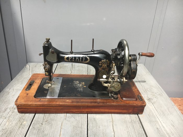 Pfaff 11  Kaiserslautern - Sewing machine, 1930s - Iron (cast / forged)