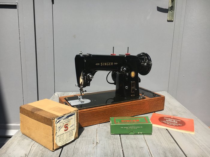 Singer 306K - Máquina de costura com controlador de pé, livro de instruções e acessórios, 1950-60s - Ferro (fundido / forjado)