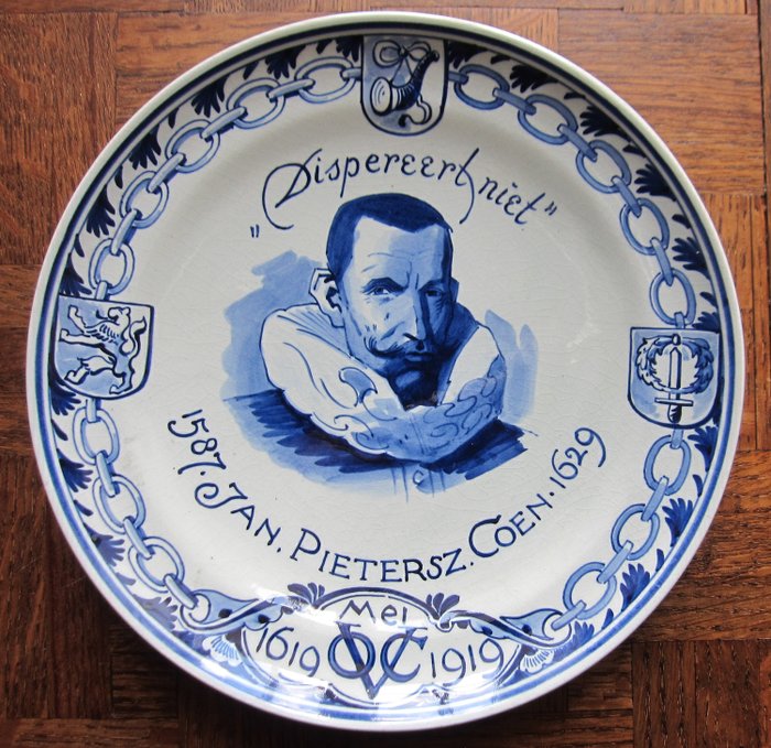 De Porceleyne Fles, Delft - Plate, VOC 1619-1919; Jan Pietersz. Coen 1587-1629 "Does not disperse" - Earthenware