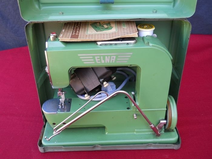 ELNA -  N°1 - 'Grasshopper' - Machine à coudre spéciale 1947 - Acier