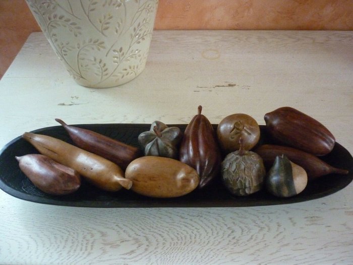 Gesneden ebbenhouten schaal en gesneden fruit in exotisch hout - ebbenhout en exotisch hout
