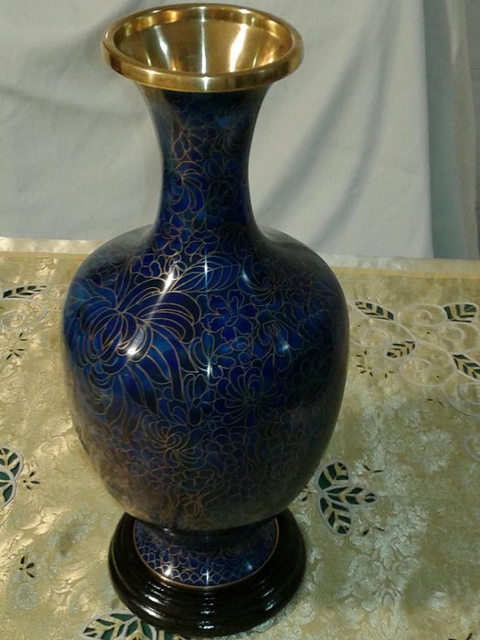 Sininen Cloisonne -maljakko. - Cobalt blue - Cloisonne enamel, Mosaic, Kupari - Sininen villikukka - Kiina - 1900-luvun loppu