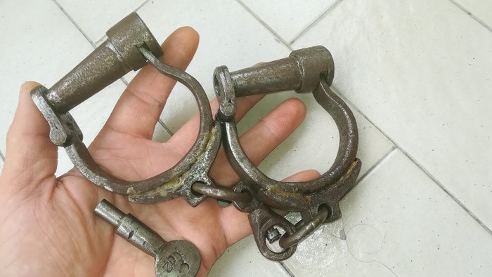Massive antike Handschellen mit nummeriertem Schlüssel (1) - Eisen (geschmiedet) - Ende des 19. Jahrhunderts